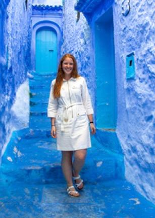 A study abroad student walking through the Blue City in 摩洛哥